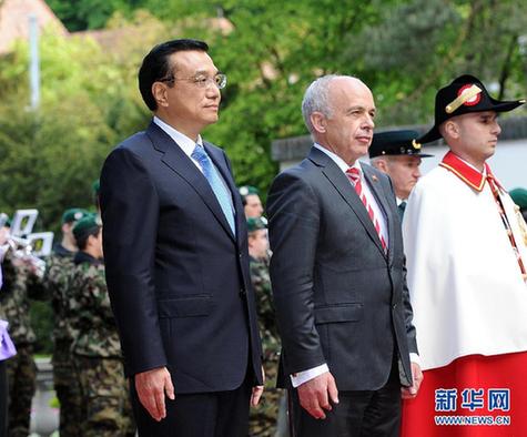李克強(qiáng)與瑞士聯(lián)邦主席毛雷爾共同會見記者