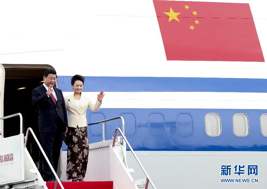 習近平抵達雅加達開始對印度尼西亞進行國事訪問
