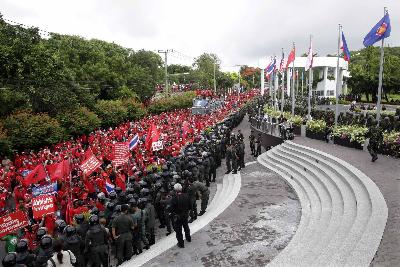軍隊開進曼谷執行緊急令 逮捕紅衫軍領袖阿披實遭襲