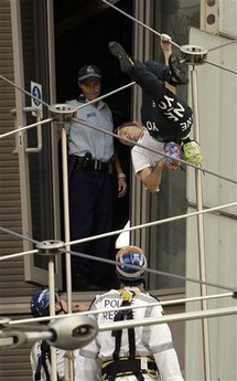 法國(guó)“蜘蛛人”悉尼徒手攀高再被捕（組圖）