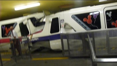 美迪士尼樂園發(fā)生火車相撞事故 1名司機(jī)死亡乘客受驚