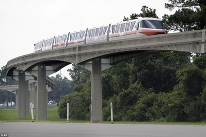美迪士尼樂園發(fā)生火車相撞事故 1名司機(jī)死亡乘客受驚