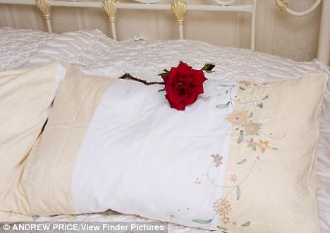 英國最浪漫丈夫詮釋真愛 結(jié)婚60載每天送妻子玫瑰花
