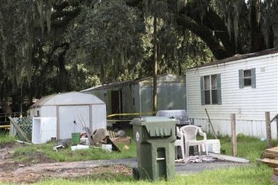 美房車內離奇血案致8死1傷 兇手或在逃附近居民恐慌