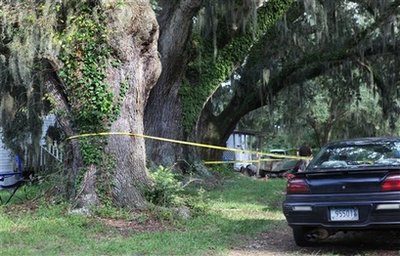美房車內離奇血案致8死1傷 兇手或在逃附近居民恐慌