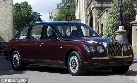 千萬(wàn)英鎊座駕中途“罷工” 英女王改乘警車參加活動(dòng)