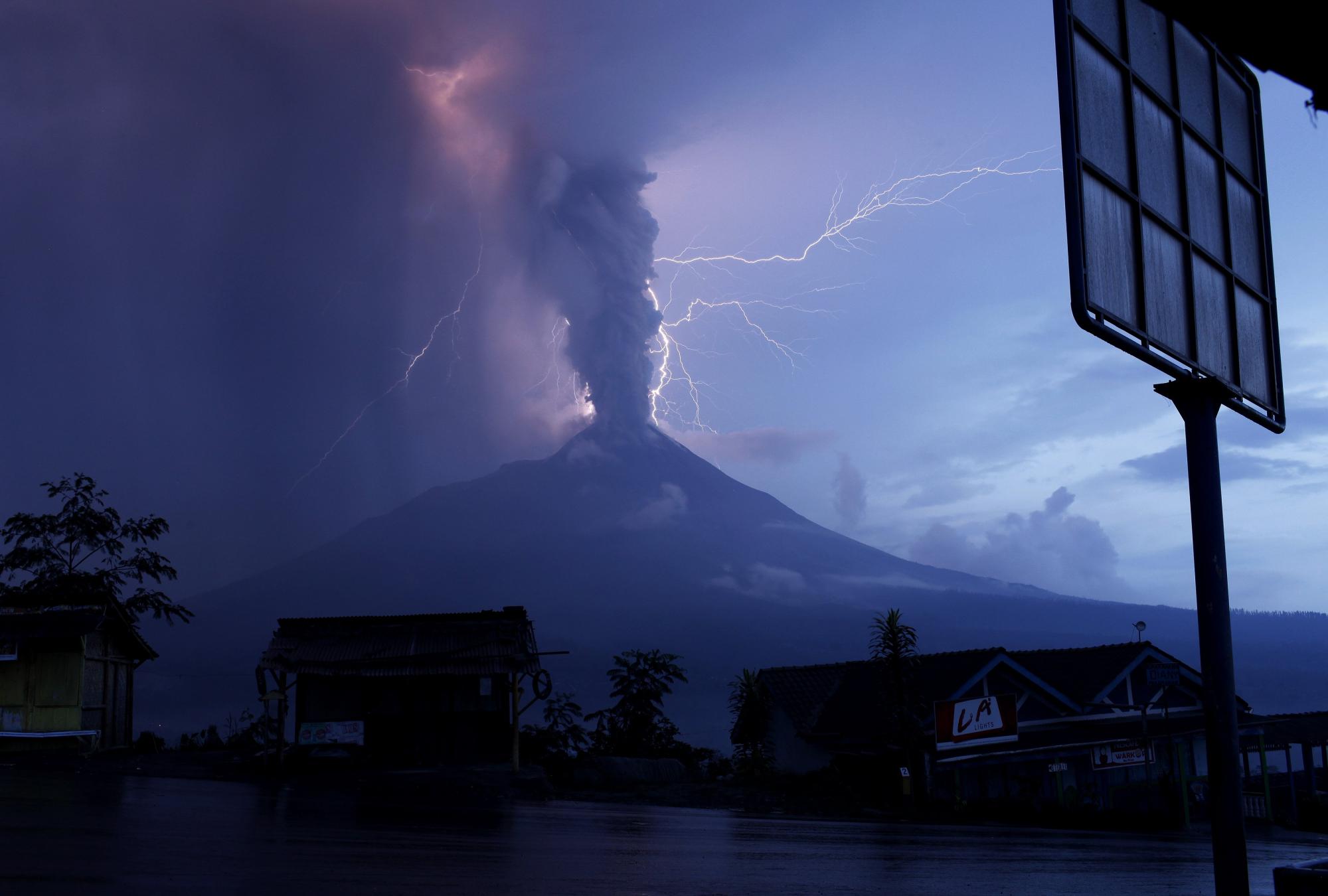 印尼火山噴發致138人死亡 災區擬再辦集體葬禮