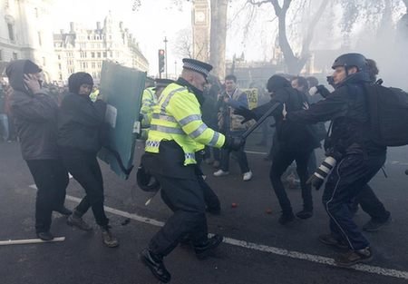 英國約2萬人包圍國會抗議學費上漲條款