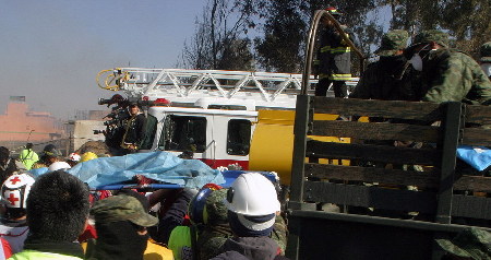 墨西哥輸油管道爆炸現場