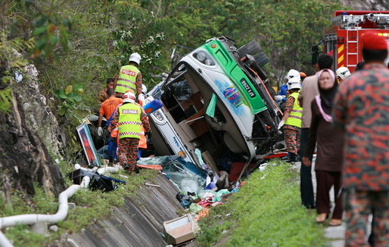 馬來西亞旅游巴士翻車造成至少27人死亡