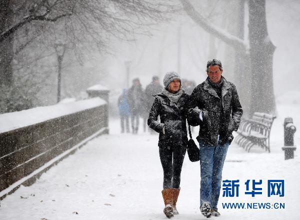 紐約遭暴風(fēng)雪襲擊 部分地區(qū)能見度為零