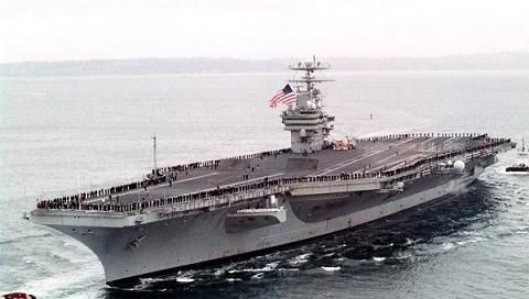 美卡爾-文森號航母與日本驅逐艦在日本海域演習