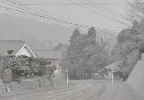 日本火山噴發煙高2000米