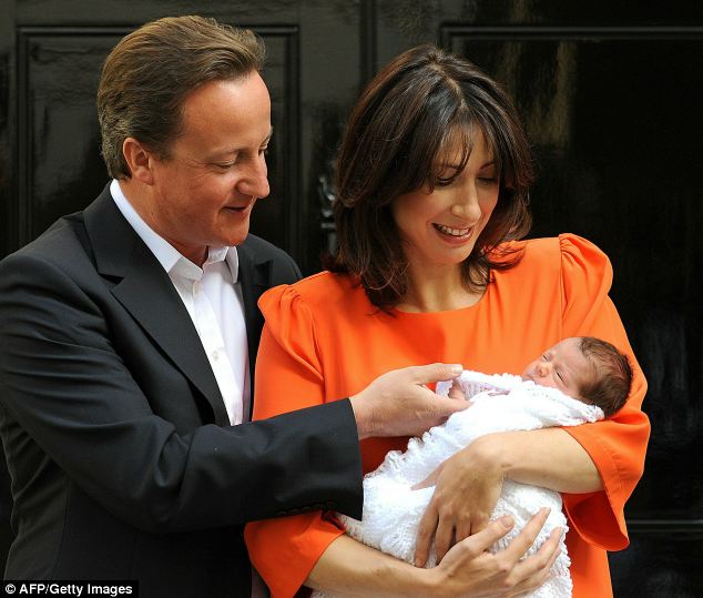 英首相卡梅倫為半歲女兒舉行洗禮儀式 場面溫馨幸福