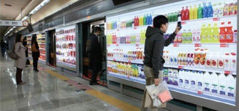 韓國電子版超市進駐地鐵站 等車時可輕松完成購物