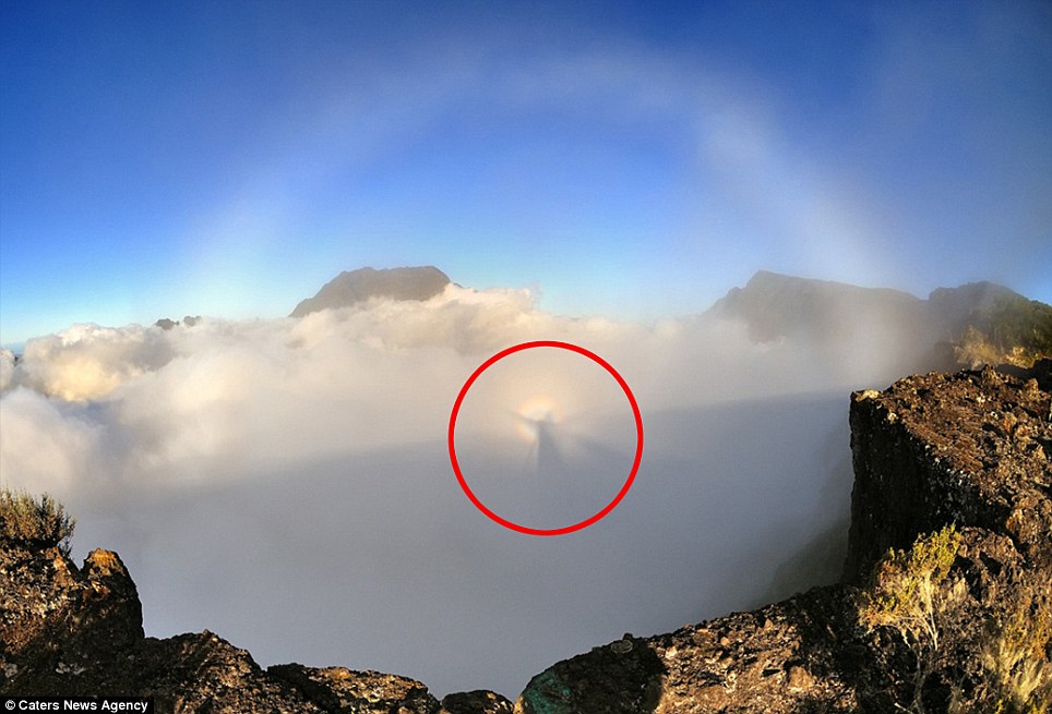 印度洋火山島云端驚現“人像” 霓虹環繞似耶穌降臨