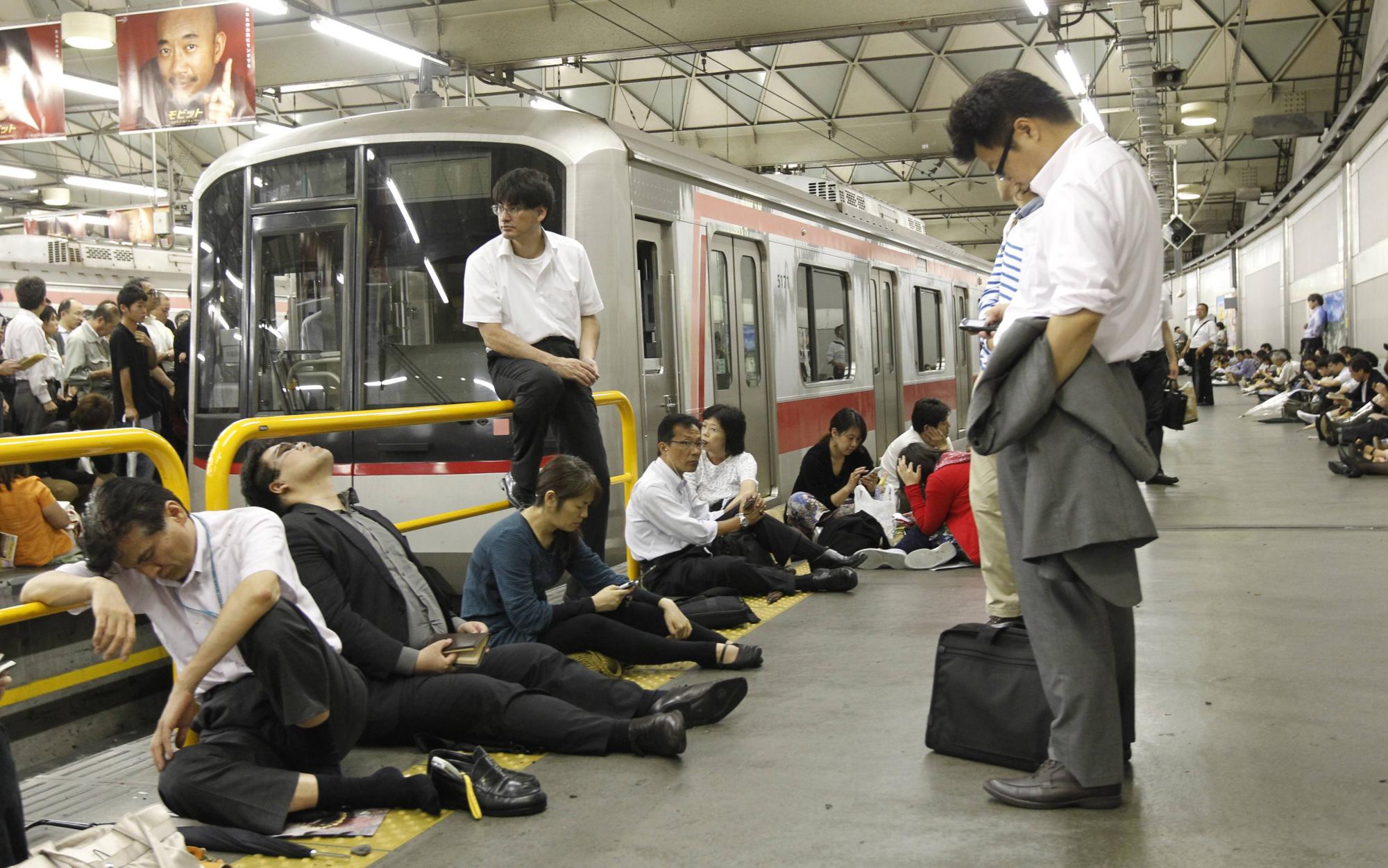 臺(tái)風(fēng)“洛克”橫掃日本逾百萬(wàn)人需要疏散 東京公交癱瘓