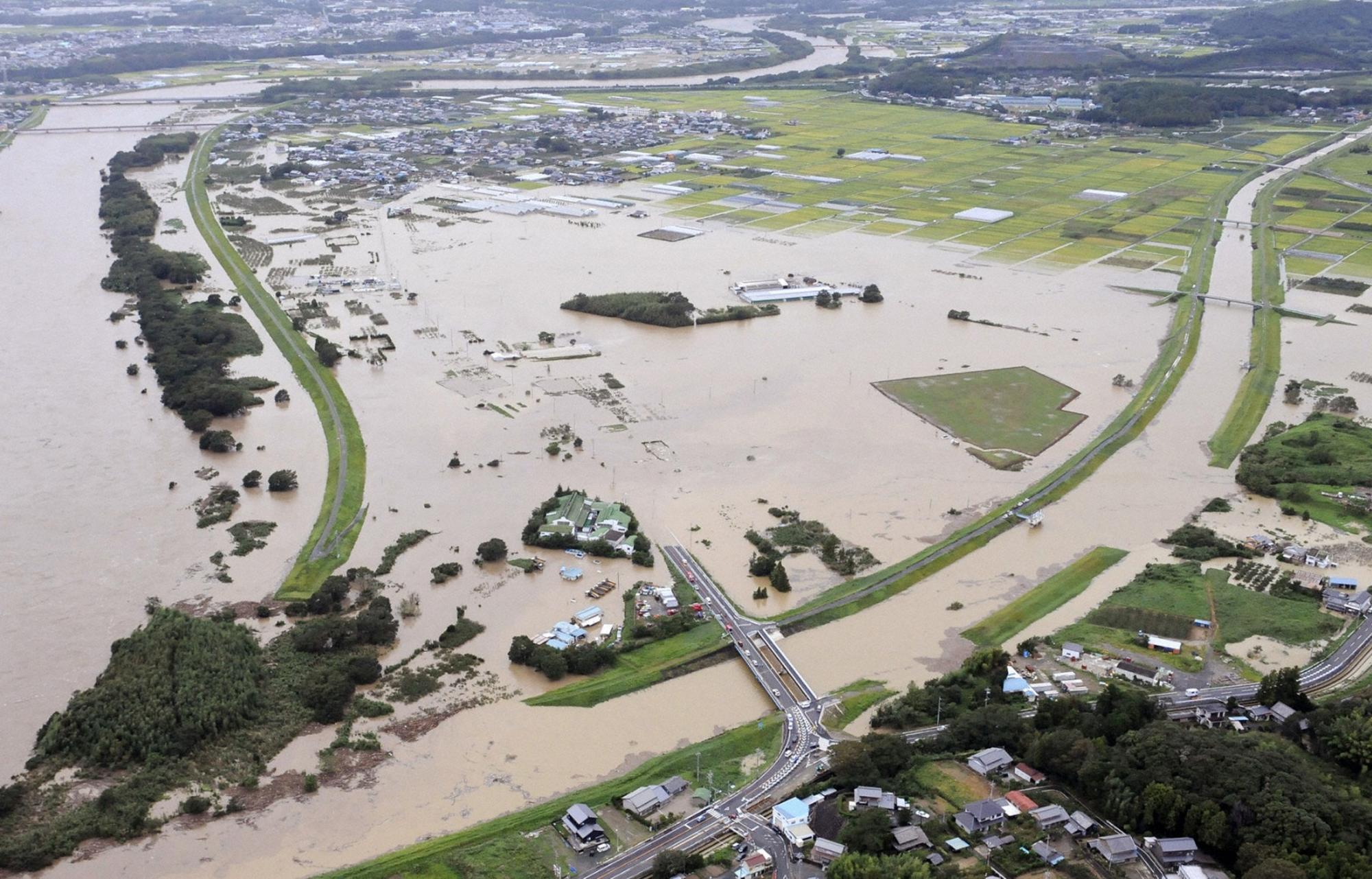 臺(tái)風(fēng)“洛克”橫掃日本逾百萬(wàn)人需要疏散 東京公交癱瘓