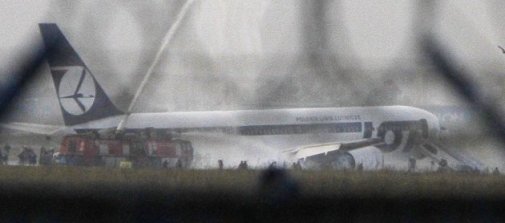 一架載231人客機波蘭迫降無傷亡 戰機護送(圖)