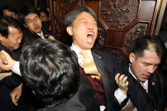 韓國國會通過韓美自貿協定 在野黨議員怒擲催淚彈