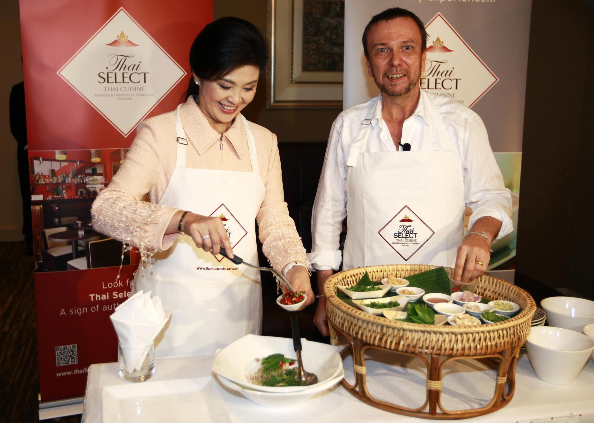 泰國總理英拉“洗手做羹湯” 悉尼推廣泰國料理