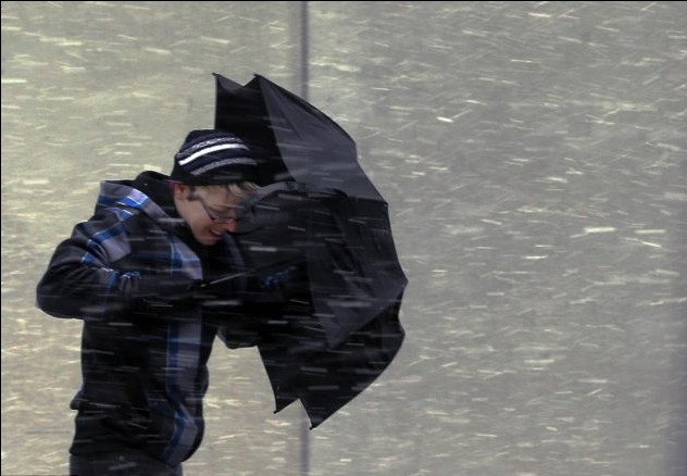 美國東北部遭遇創(chuàng)紀(jì)錄暴風(fēng)雪 多個州進(jìn)入緊急狀態(tài)