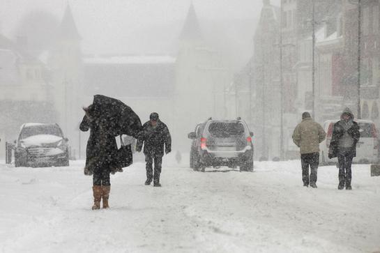 暴風雪“突襲”西歐 多國交通遭“重創”