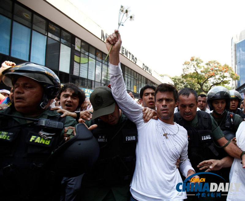 委內瑞拉反政府示威持續 反對派領導人穿白衣現身
