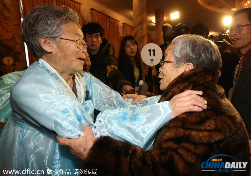 親兄弟抱頭痛哭老姐妹直抹眼淚 朝韓離散家屬重聚場面感人