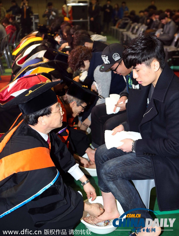 韓國大學(xué)校長教授為學(xué)生集體洗腳表達(dá)關(guān)愛(圖)