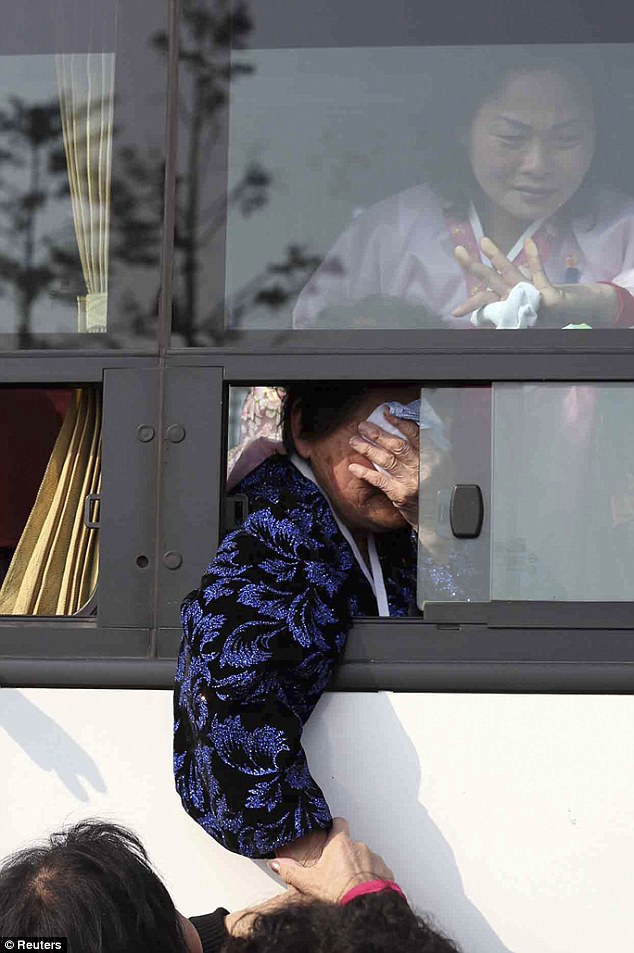 韓朝離散家屬團聚活動結(jié)束 難舍之情溢于言表