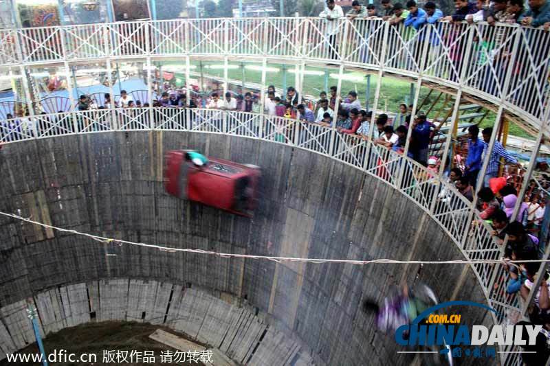 印度“死亡之井”特技飛車(chē) 失重高空脫手表演