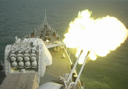 海上編隊(duì)實(shí)兵演練 “活目標(biāo)”攪動(dòng)海戰(zhàn)場(chǎng)