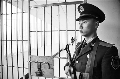重慶打黑：武警運(yùn)兵車子夜出擊令黑勢力喪膽