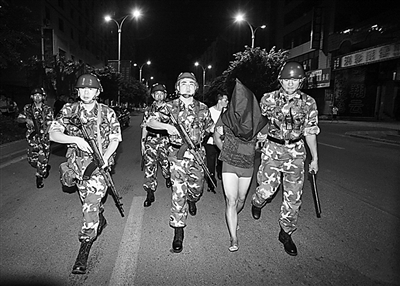 重慶打黑：武警運(yùn)兵車子夜出擊令黑勢力喪膽