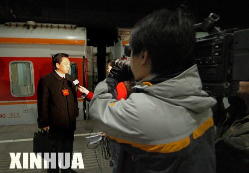第一批人大代表抵達北京（組圖）