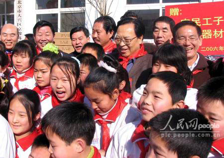 圖文:徐光春代表到京先看望農民工子女