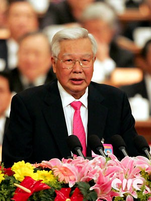 羅豪才向大會報(bào)告政協(xié)十屆三次會議以來提案工作