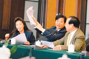 《人民日報》 :聚焦首個“議案日”
