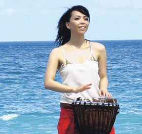 張惠妹吊帶背心性感上陣拍廣告(圖)