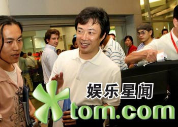 侯佩岑抵廈門出席中秋晚 墨鏡遮面風光無限(圖)