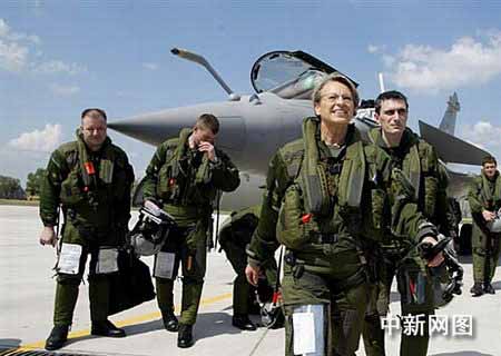 法國女國防部長駕駛新型戰機遨游藍天