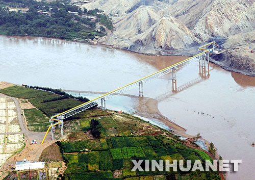 跨越黃河的西氣東輸管道運行良好（2005年9月1日攝）。2004年10月，西氣東輸工程全線建成投產，開通了我國橫貫東西的一條能源大動脈，對于推進西部大開發、加快中西部地區發展、推進產業結構調整和能源結構優化發揮了重大作用。 新華社發 