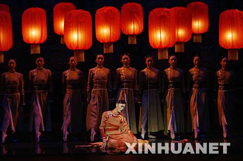 這是2005年10月7日，在美國首都華盛頓的肯尼迪表演藝術中心，中國中央芭蕾舞團的演員們在演出芭蕾舞劇《大紅燈籠高高掛》。     近年來，廣大文藝工作者始終堅持“二為”方向和“雙百”方針，實施精品工程，成果顯著。繁榮興旺的文藝創作，層出不窮的精品佳作，極大豐富和滿足了廣大人民群眾的精神需要，有力地推動了社會的和諧與進步。     新華社發 