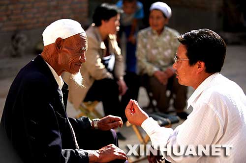  2005年8月12日，寧夏回族自治區(qū)西吉縣吉強鎮(zhèn)干部在一村民家調(diào)解鄰里糾紛。吉強鎮(zhèn)在開展保持共產(chǎn)黨員先進(jìn)性教育活動中，努力構(gòu)建社會主義和諧社會。鎮(zhèn)黨委針對鄰里、婚姻、征地拆遷、民族宗教等易發(fā)矛盾糾紛的重點，做好排查摸底，堅持把矛盾和問題解決在萌芽狀態(tài)，化解在村鎮(zhèn)，真正做到“小事不出村、大事不出鎮(zhèn)、矛盾不上交”。 新華社發(fā) 
