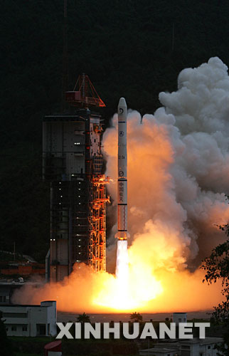 10月24日18時05分,搭載著我國首顆探月衛(wèi)星嫦娥一號的長征三號甲運(yùn)載火箭在西昌衛(wèi)星發(fā)射中心三號塔架點火發(fā)射。