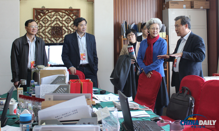 十二屆全國人大一次會(huì)議副秘書長(zhǎng)、新聞發(fā)言人傅瑩看望媒體工作者