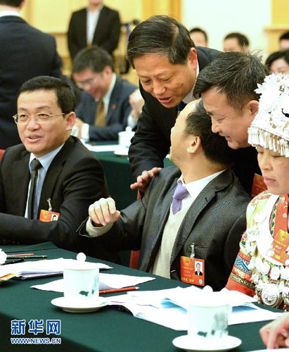 “讓這個(gè)代表把話講完”