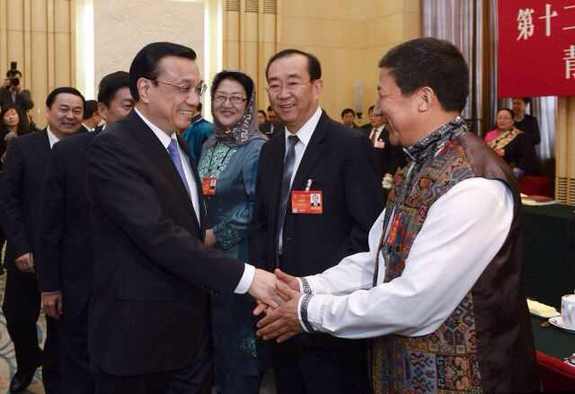 李克強為青海代表戴上哈達，問候玉樹災區人民