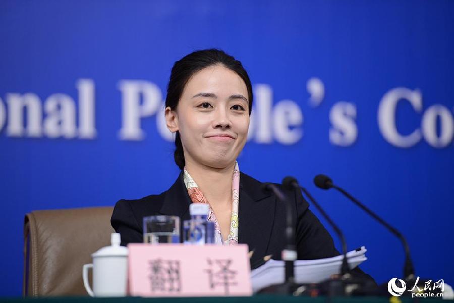 兩會(huì)小清新女翻譯 盤點(diǎn)近年兩會(huì)女翻譯